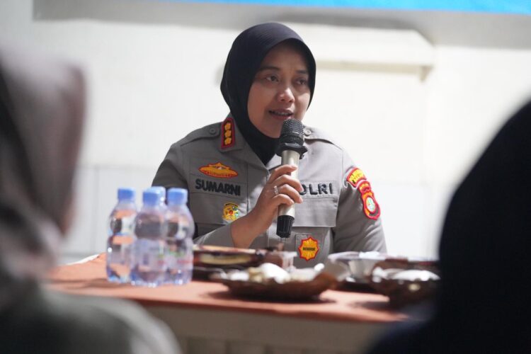 Kapolres Metro Bekasi Sambangi Pos Kamling di Cibatu, Ajak Warga Aktif Jaga Keamanan Lingkungan
