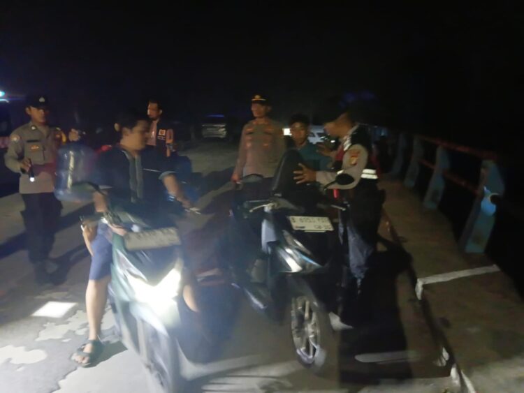 *OKJ Dini Hari di Muara Gembong, Polisi Pantau Jalur Perbatasan Bekasi-Karawang