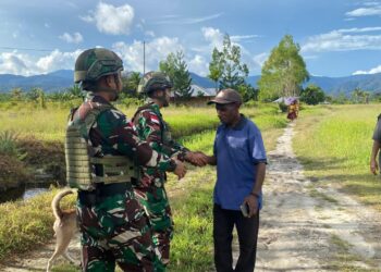 Kepedulian dan Kebersamaan di Tanah Papua, Satgas Yonif 521/DY Pererat Silaturahmi dengan Warga Distrik Elelim