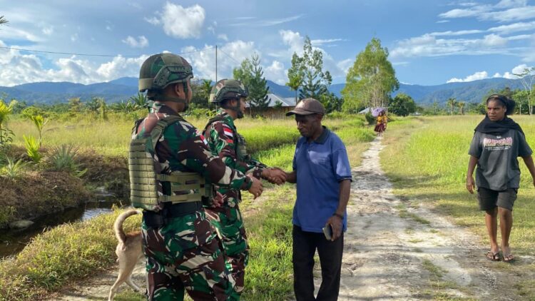 Kepedulian dan Kebersamaan di Tanah Papua, Satgas Yonif 521/DY Pererat Silaturahmi dengan Warga Distrik Elelim