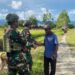 Kepedulian dan Kebersamaan di Tanah Papua, Satgas Yonif 521/DY Pererat Silaturahmi dengan Warga Distrik Elelim