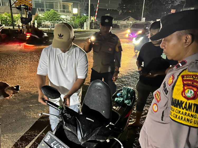 Menjaga Malam Cikarang Utara, OKJ Polsek Bubarkan Remaja Nongkrong dan Cegah Tawuran