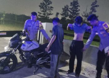 Jaga Malam Panjang di Bekasi, KRYD Polsubsektor Karangsatria Sambangi Poskamling Warga