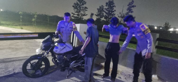 Jaga Malam Panjang di Bekasi, KRYD Polsubsektor Karangsatria Sambangi Poskamling Warga