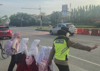 Polwan Polres Metro Bekasi Hadir di Simpul Jalan, Bantu Lancarkan Aktivitas Warga Pagi Hari