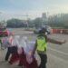 Polwan Polres Metro Bekasi Hadir di Simpul Jalan, Bantu Lancarkan Aktivitas Warga Pagi Hari