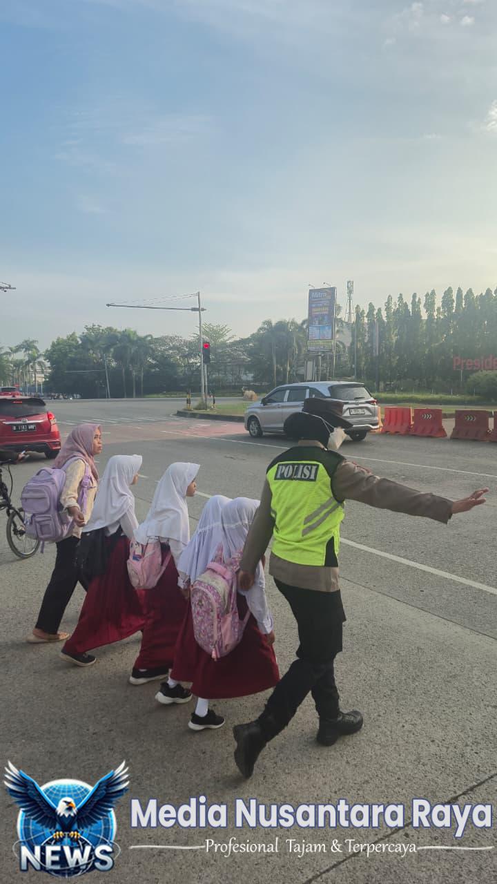 Polwan Polres Metro Bekasi Hadir di Simpul Jalan, Bantu Lancarkan Aktivitas Warga Pagi Hari