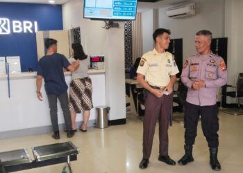 Nasabah Merasa Tenang, Polisi Hadir Langsung Jaga Keamanan di Bank Sengah Temila