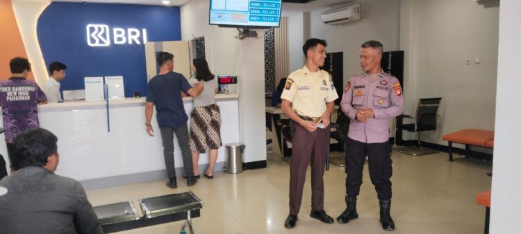 Nasabah Merasa Tenang, Polisi Hadir Langsung Jaga Keamanan di Bank Sengah Temila