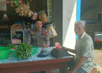 Di Bawah Terik Matahari, Polsek Sebangki Sambangi Warga di Warung Sambil Ingatkan Soal Cuaca Ekstrem