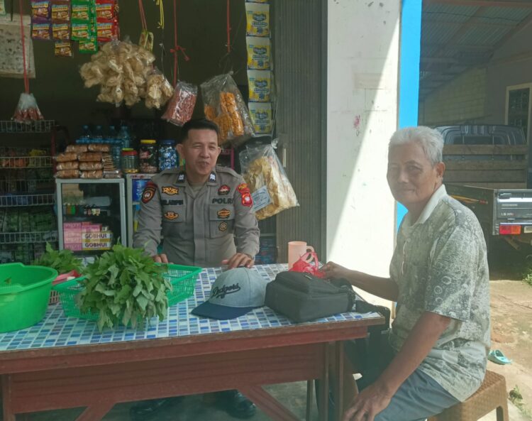 Di Bawah Terik Matahari, Polsek Sebangki Sambangi Warga di Warung Sambil Ingatkan Soal Cuaca Ekstrem
