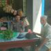 Di Bawah Terik Matahari, Polsek Sebangki Sambangi Warga di Warung Sambil Ingatkan Soal Cuaca Ekstrem