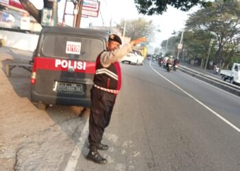 Pagi Cerah di Bojongsari, Polsek Kedungwaringin Bantu Lancarkan Arus Lalu Lintas Depan Sekolah
