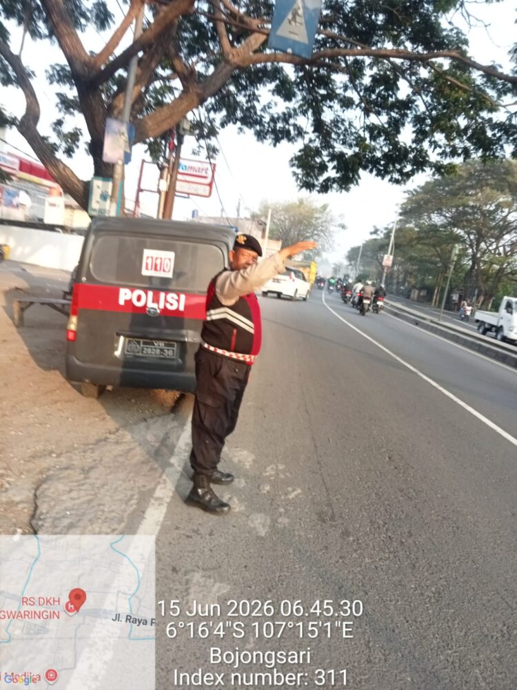 Pagi Cerah di Bojongsari, Polsek Kedungwaringin Bantu Lancarkan Arus Lalu Lintas Depan Sekolah