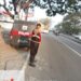 Pagi Cerah di Bojongsari, Polsek Kedungwaringin Bantu Lancarkan Arus Lalu Lintas Depan Sekolah