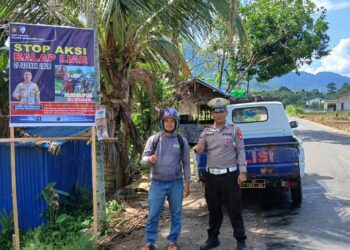 Personel Polsek Mempawah Hulu Pasang Spanduk Himbauan Stop Balapan Liar di Jalan Umum