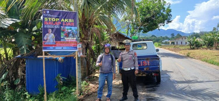 Personel Polsek Mempawah Hulu Pasang Spanduk Himbauan Stop Balapan Liar di Jalan Umum