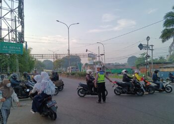 Pagi di Jalur Pantura, Polsek Kedungwaringin Bantu Lancarkan Aktivitas Warga