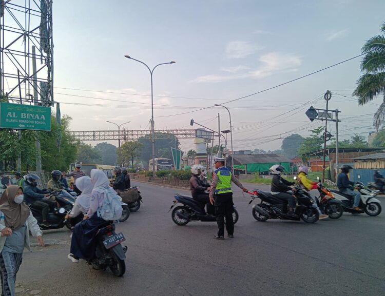 Pagi di Jalur Pantura, Polsek Kedungwaringin Bantu Lancarkan Aktivitas Warga