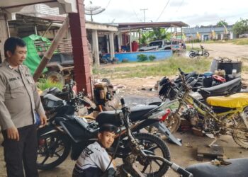 Suasana Bengkel Jadi Titik Edukasi, Polisi Ingatkan Warga Tetap Waspada Saat Beraktivitas