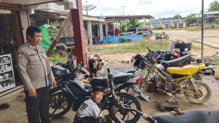 Suasana Bengkel Jadi Titik Edukasi, Polisi Ingatkan Warga Tetap Waspada Saat Beraktivitas