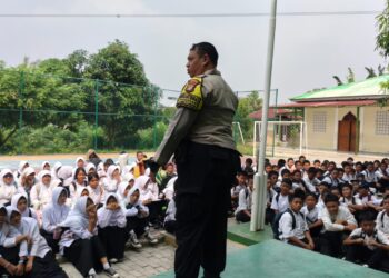 Police Goes To School di SMPN 6 Cibitung, Bhabinkamtibmas Ajak Pelajar Jauhi Tawuran hingga Narkoba