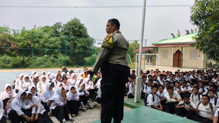 Police Goes To School di SMPN 6 Cibitung, Bhabinkamtibmas Ajak Pelajar Jauhi Tawuran hingga Narkoba