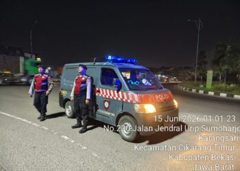 Saat Dini Hari di Bunderan Sinyar, Patroli Samapta Cikarang Timur Jaga Jalan Utama Tetap Aman