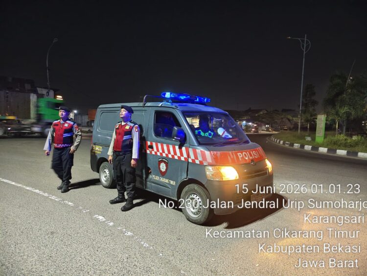 Saat Dini Hari di Bunderan Sinyar, Patroli Samapta Cikarang Timur Jaga Jalan Utama Tetap Aman