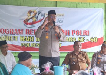 Kapolres Langkat Serahkan Kunci Rumah Hasil Bedah Rumah kepada Ibu Ginah, Wujud Nyata Kepedulian Polri di Hari Bhayangkara Ke-80