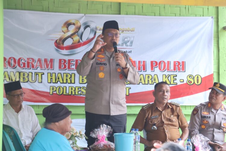 Kapolres Langkat Serahkan Kunci Rumah Hasil Bedah Rumah kepada Ibu Ginah, Wujud Nyata Kepedulian Polri di Hari Bhayangkara Ke-80