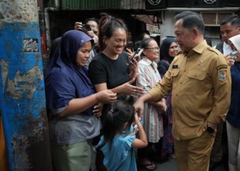 Cek Langsung Penerima BSPS di Jakbar, Mendagri Dorong Pemda Perluas Dukungan Bedah Rumah Melalui APBD