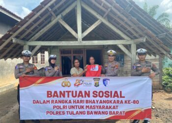 Jelang Hari Bhayangkara ke-80, Polres Tulang Bawang Barat Tebar Kepedulian ! Puluhan Sopir Truck, Ojek Online dan Warga membutuhkan Terima Bansos Berupa Bingkisan