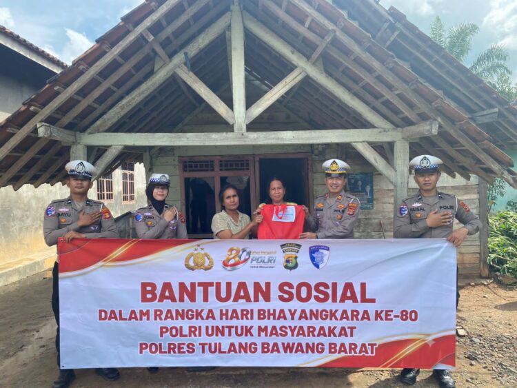 Jelang Hari Bhayangkara ke-80, Polres Tulang Bawang Barat Tebar Kepedulian ! Puluhan Sopir Truck, Ojek Online dan Warga membutuhkan Terima Bansos Berupa Bingkisan