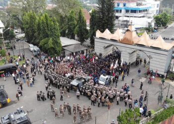 Brimob Lampung Amankan Aksi Unjuk Rasa Aliansi Lampung Tarik Mandat Di Kantor DPRD Provinsi Lampung Berlangsung Aman
