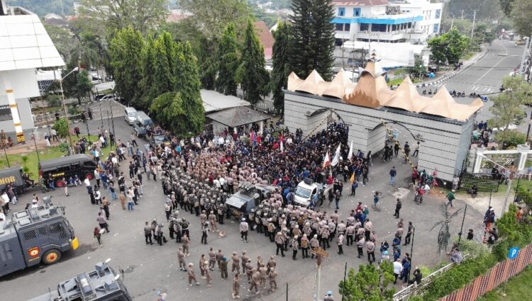 Brimob Lampung Amankan Aksi Unjuk Rasa Aliansi Lampung Tarik Mandat Di Kantor DPRD Provinsi Lampung Berlangsung Aman