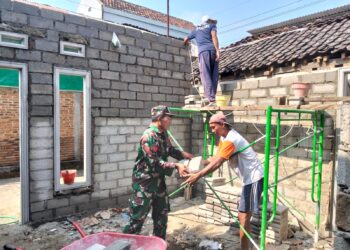 Wujudkan Hunian Layak, Babinsa Pakunden Bersama Warga Gotong Royong Renovasi Rumah RTLH
