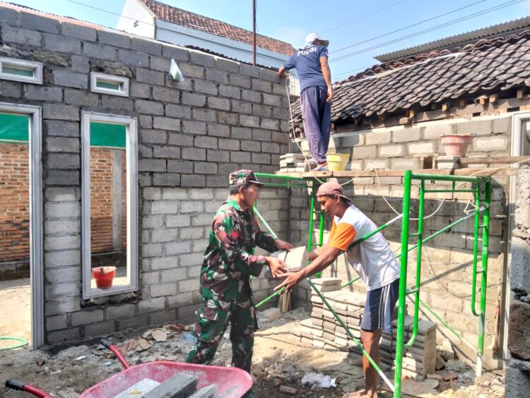 Wujudkan Hunian Layak, Babinsa Pakunden Bersama Warga Gotong Royong Renovasi Rumah RTLH