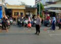 Jaga Jakarta Jaga Bekasi, Polsek Cikarang Utara Atur Lalu Lintas Pagi di Depan Penampungan Pasar Baru