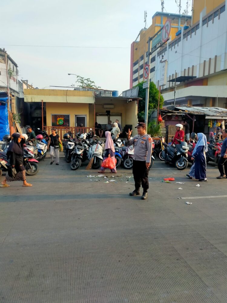 Jaga Jakarta Jaga Bekasi, Polsek Cikarang Utara Atur Lalu Lintas Pagi di Depan Penampungan Pasar Baru