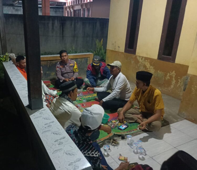 Jaga Jakarta Jaga Bekasi, Ngopi Kamtibmas di Sukawijaya, Bhabinkamtibmas Ajak Warga Waspadai Curanmor hingga Penipuan Online