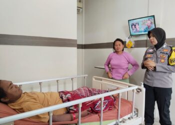 Bhabinkamtibmas Polsek Kotabumi Kota Bantu Pasien Rujukan dari Liwa yang Datang Tanpa Keluarga