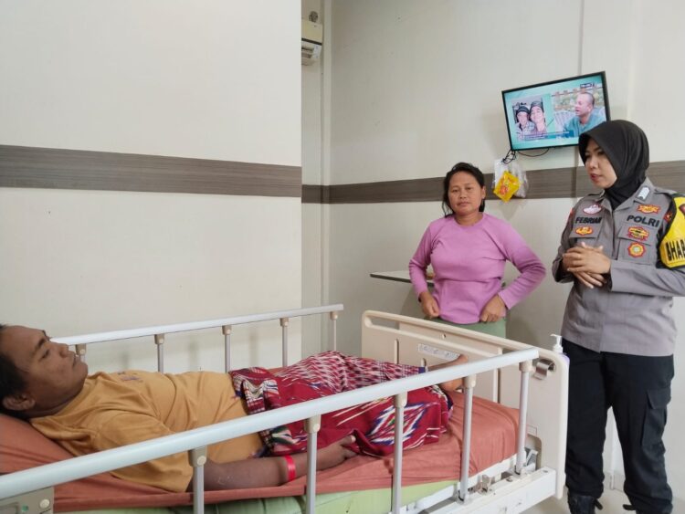 Bhabinkamtibmas Polsek Kotabumi Kota Bantu Pasien Rujukan dari Liwa yang Datang Tanpa Keluarga