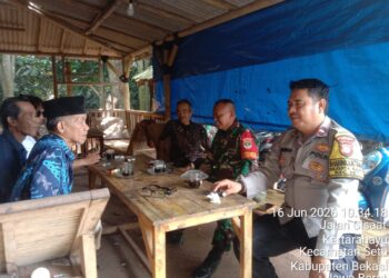 Jaga Jakarta-Jaga Bekasi, Bhabinkamtibmas Desa Kertarahayu Sambangi Warga Kp. Bojong Setu