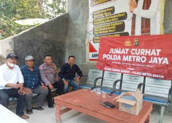 JAGA JAKARTA JAGA BEKASI, Bhabinkamtibmas Cabangbungin Sambangi Warga Lenggahsari untuk Jaga Kamtibmas Kondusif