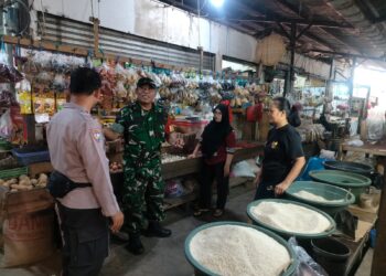 Jaga Bekasi On The Spot, Bhabinkamtibmas dan Babinsa Sambangi Pedagang Pasar Mega Regency