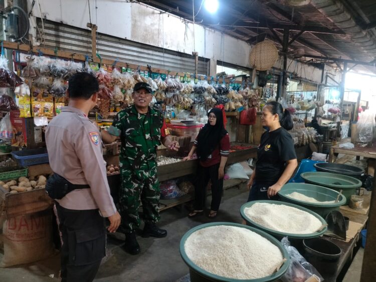 Jaga Bekasi On The Spot, Bhabinkamtibmas dan Babinsa Sambangi Pedagang Pasar Mega Regency