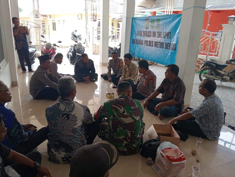 Jaga Jakarta Jaga Bekasi, Kapolsek Pebayuran Sambangi Poskamling Warga Lewat Jaga Bekasi On The Spot