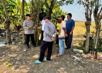Menjelang Pilkades Waringinjaya, Bhabinkamtibmas Ajak Warga Jaga Lingkungan dan Bijak Berdemokrasi