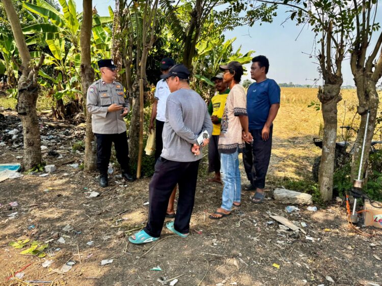 Menjelang Pilkades Waringinjaya, Bhabinkamtibmas Ajak Warga Jaga Lingkungan dan Bijak Berdemokrasi